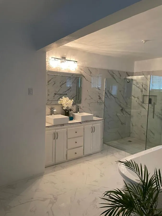 White Diamond Apartment Runaway Bay