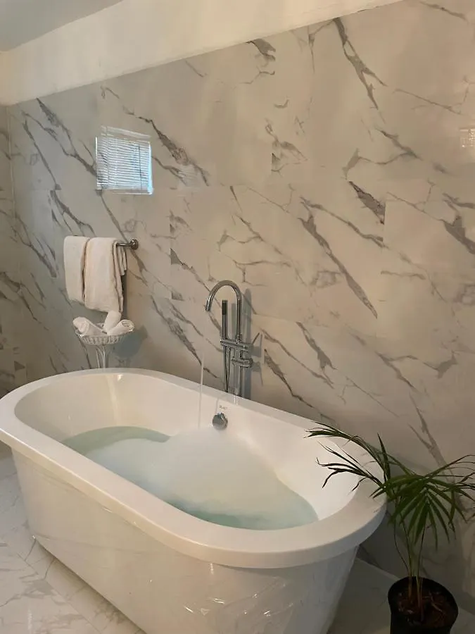 White Diamond Apartment Runaway Bay