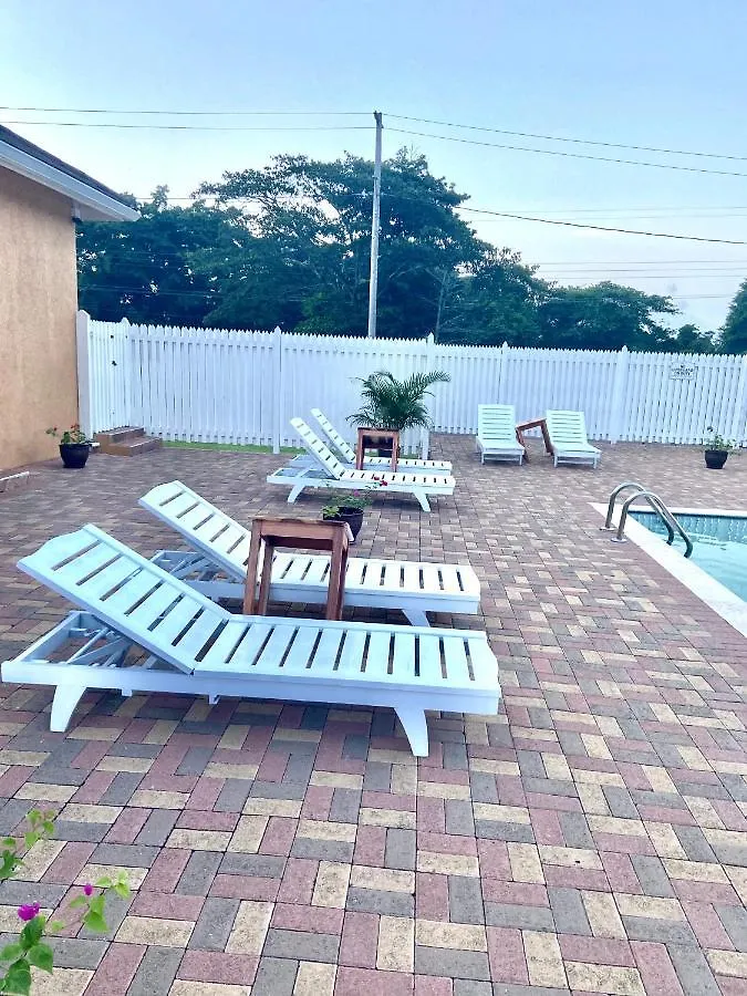 White Diamond Apartment Runaway Bay