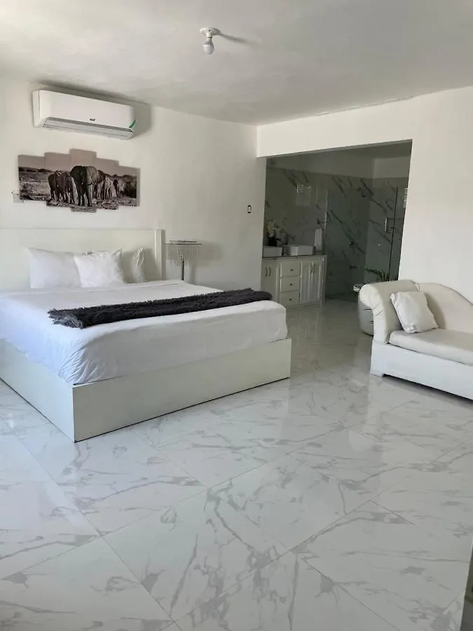 White Diamond Apartment Runaway Bay 0*,
